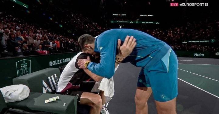 "Consola Dimitrov in lacrime a fine partita". Il bel gesto di Djokovic a Parigi-Bercy