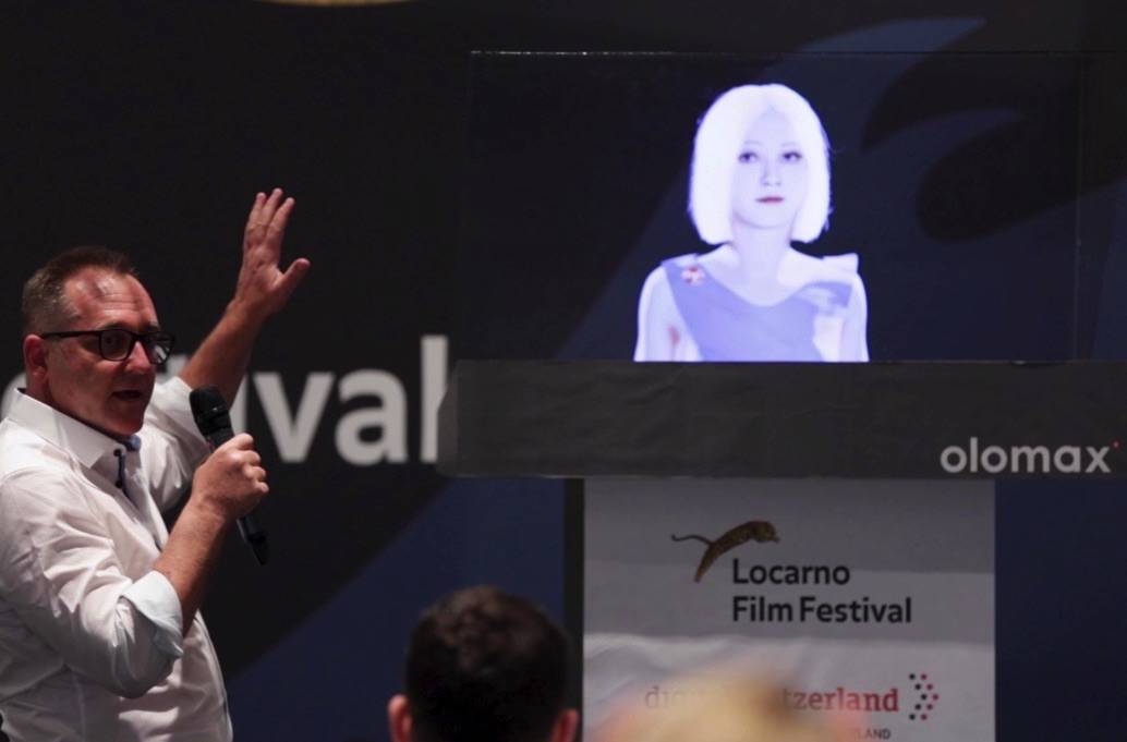 Intelligenza artificiale, l'ologramma Hannah accoglie il pubblico all'Allianz MiCo