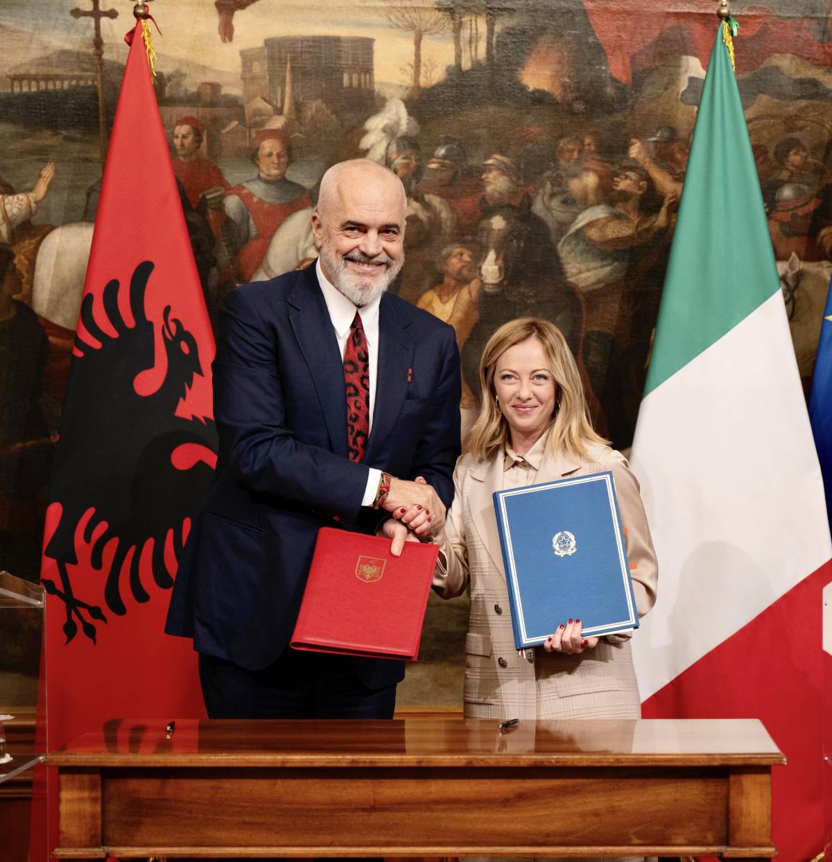 "Non viola i diritti": ora pure l'Ue apre all'accordo Italia-Albania sui migranti