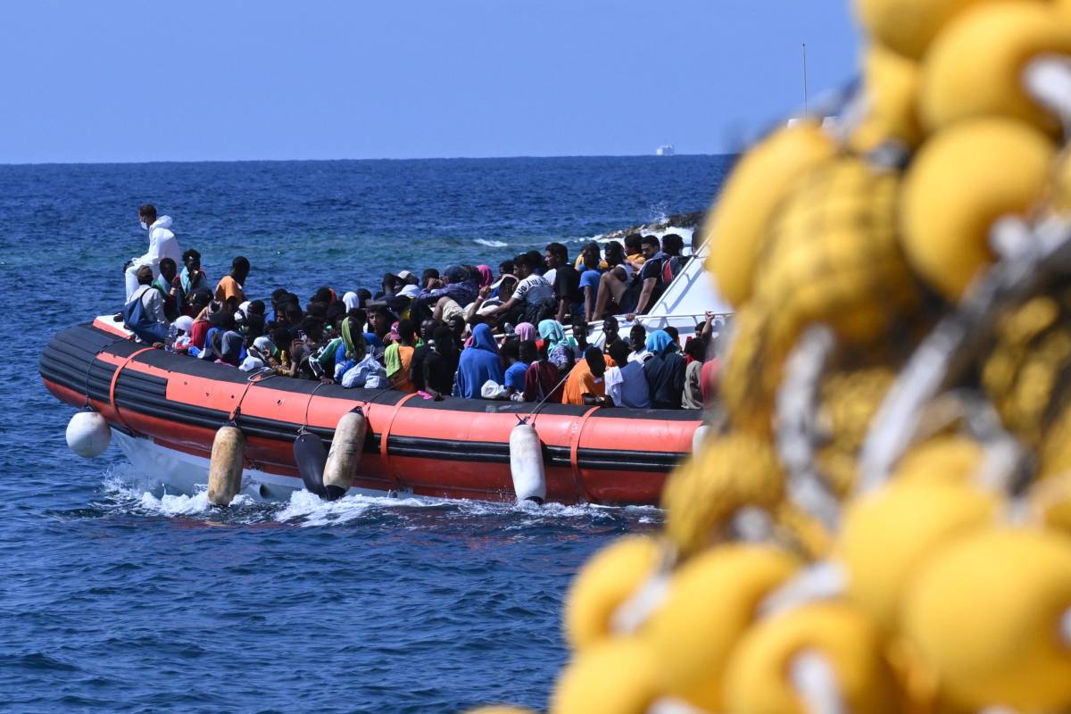Nuova ondata di sbarchi a Lampedusa. Altre 1.600 persone in poche ore