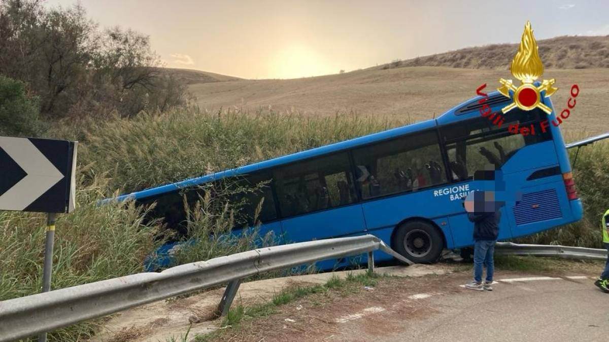 Bus di studenti fuori strada a Matera: 28 feriti tra i passeggeri