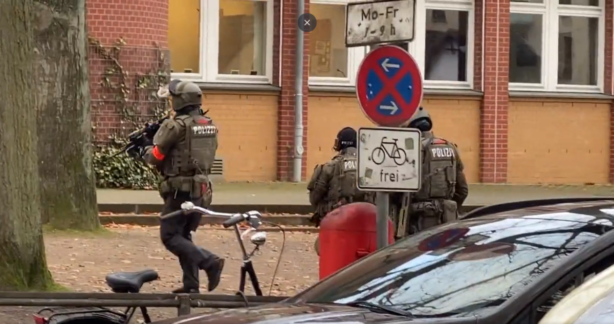 Allarme ad Amburgo: studenti armati in una scuola
