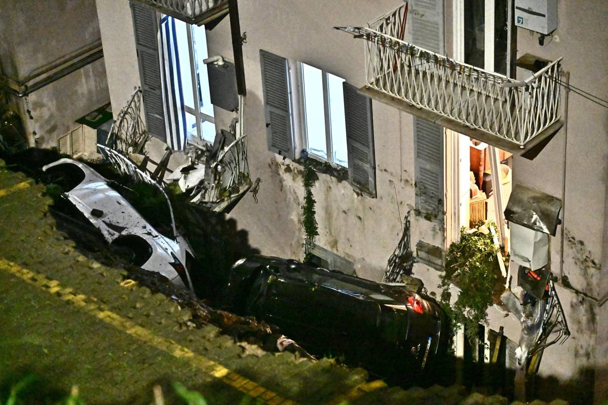 Paura a Genova dopo le piogge. Crolla un parcheggio, 20 persone sfollate 