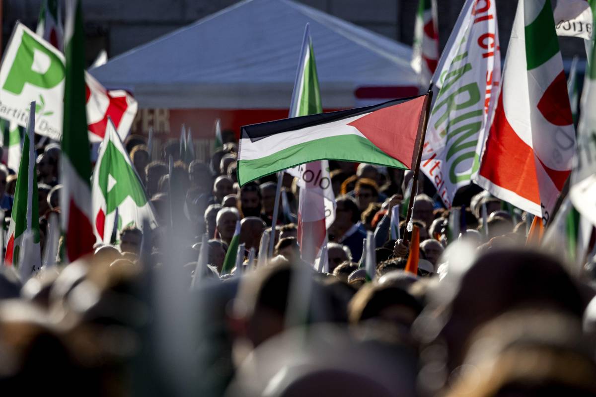 "Solo bandiere della pace". Ma nella piazza della Schlein spuntano quelle palestinesi