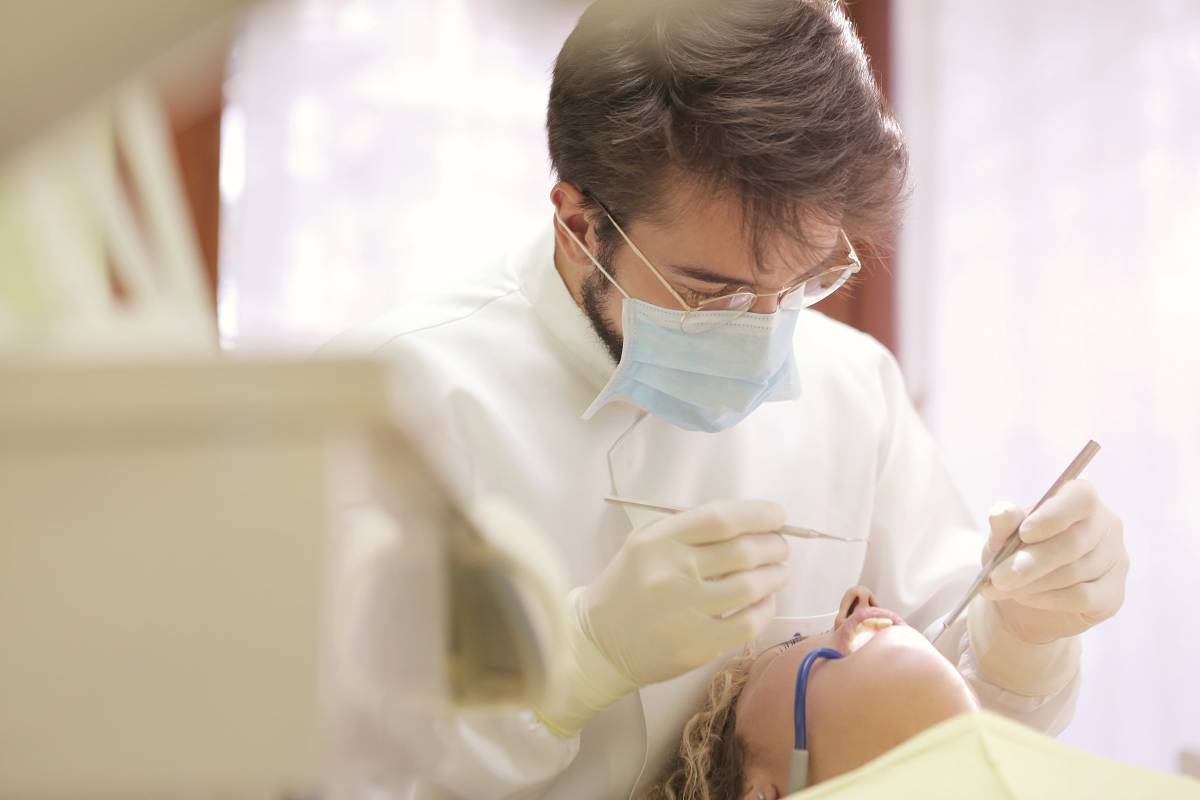 Quanto guadagna un dentista: ecco come può variare lo stipendio