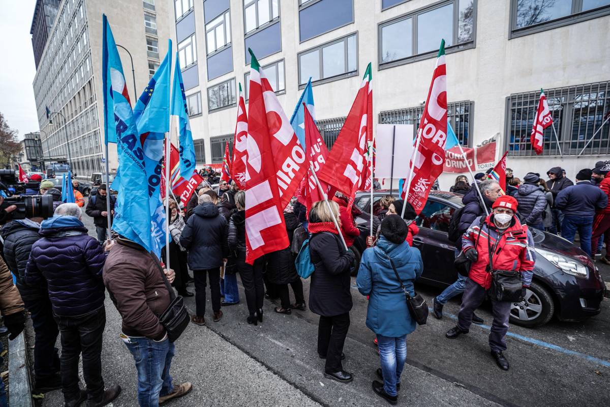 Oggi scatta lo sciopero ridotto a quattro ore. I sindacati: "Ricorso contro la precettazione". Il Garante nel mirino