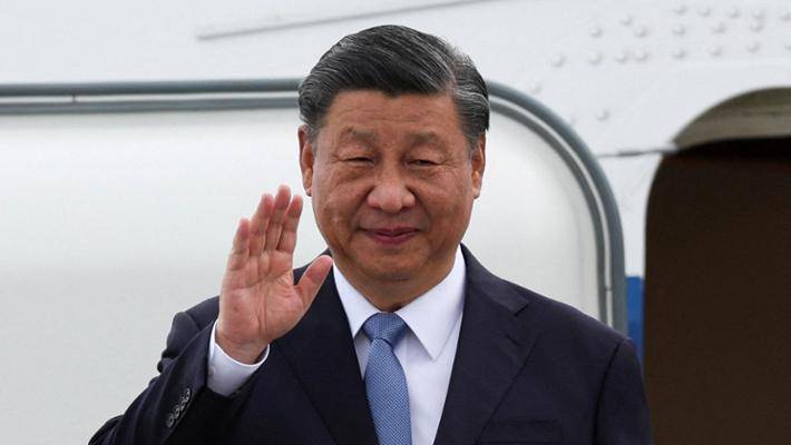 "Elicotteri per attaccare Taiwan": cosa nasconde la strana visita di Xi