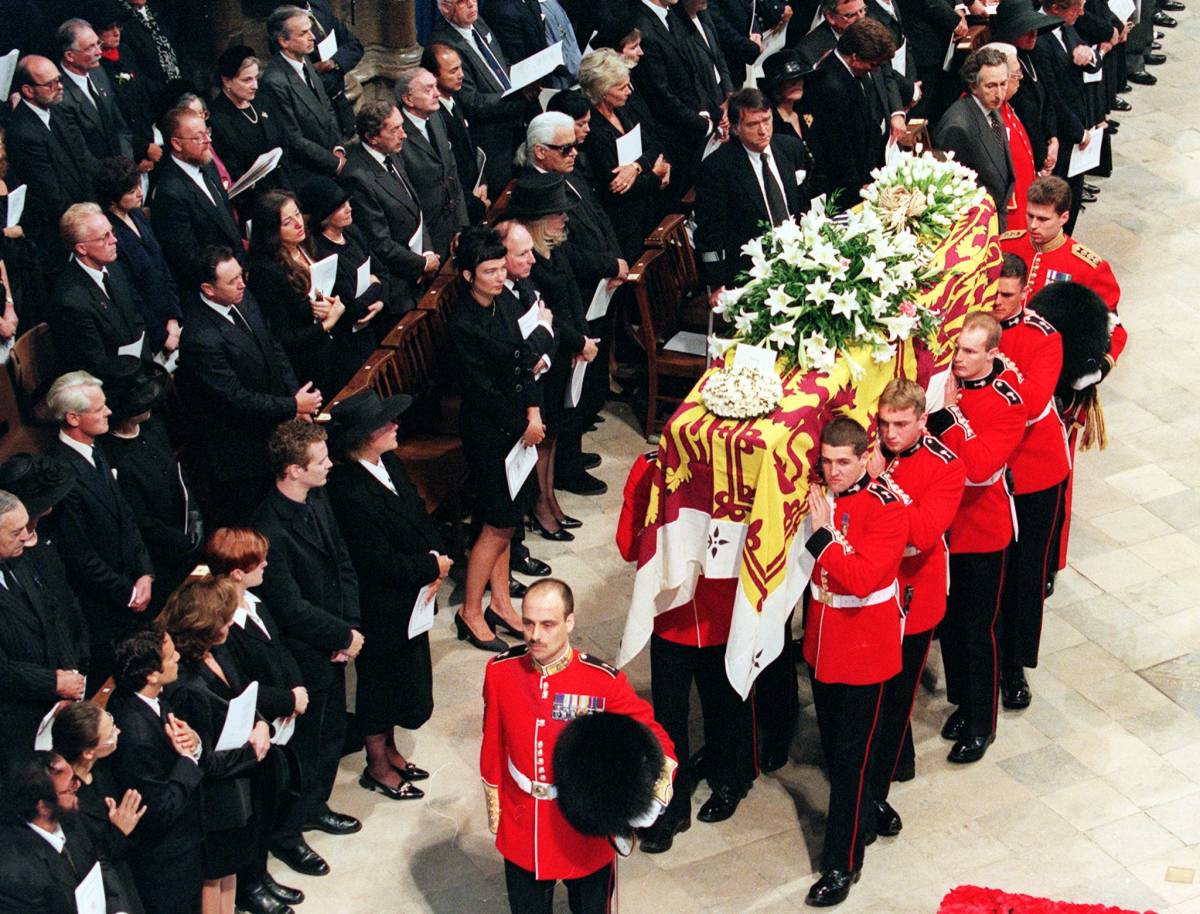 "The Crown" contro i Windsor: “Elisabetta e Filippo non vollero funerali di Stato per Diana”