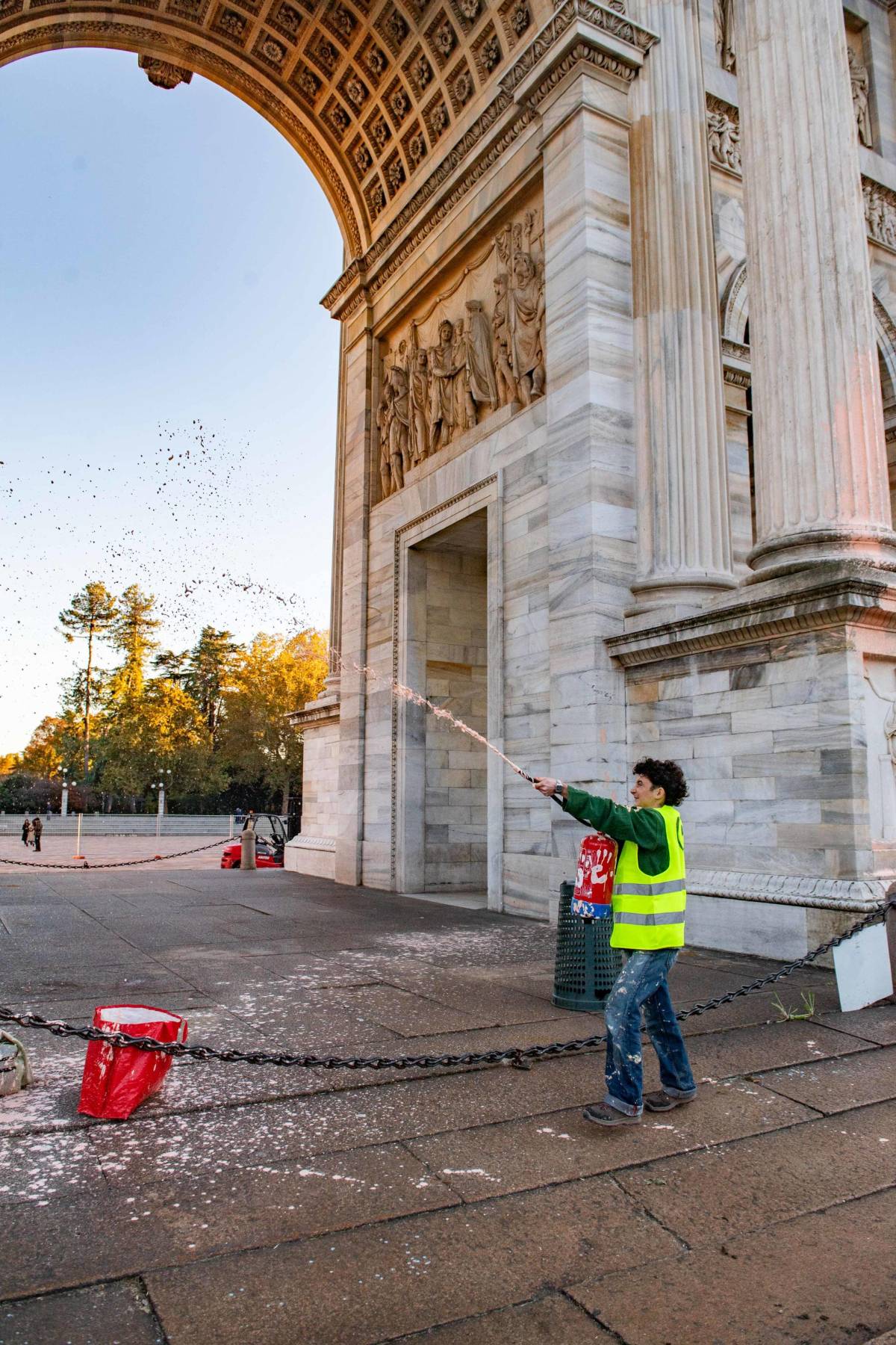 I soliti eco vandali di Ultima Generazione: insozzato l'Arco della Pace a Milano