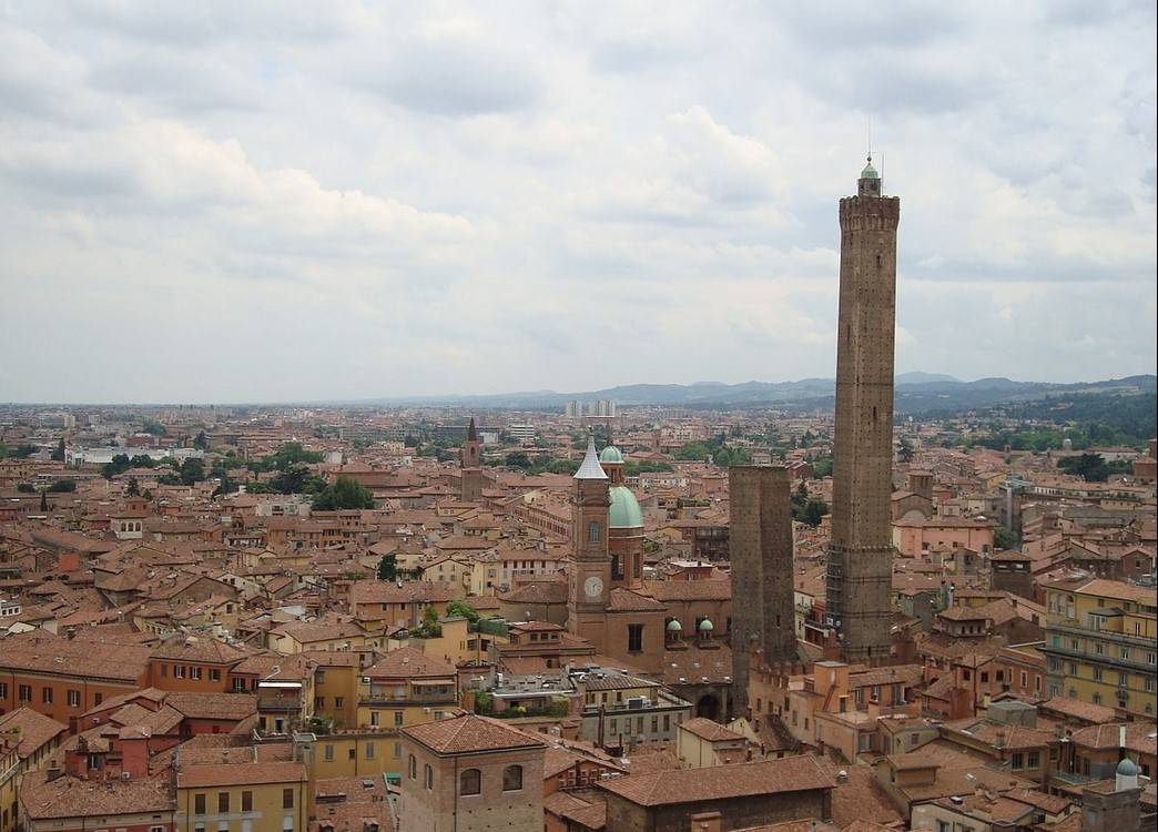 Bologna, Torre Garisenda in sicurezza con i pali della Torre di Pisa | Video