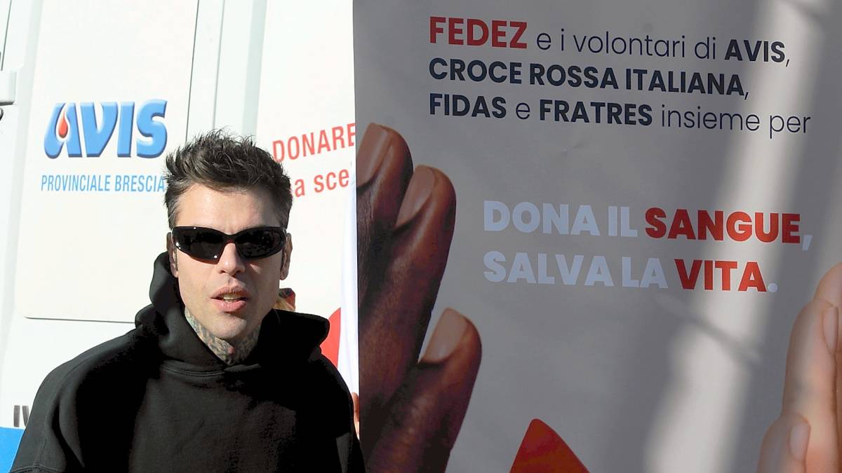 Fedez dona il sangue e se ne va quando arriva La Russa. Che replica: "Omuncolo"