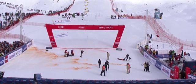 Verniciano la neve di arancione: ora gli eco-vandali attaccano pure le gare di sci