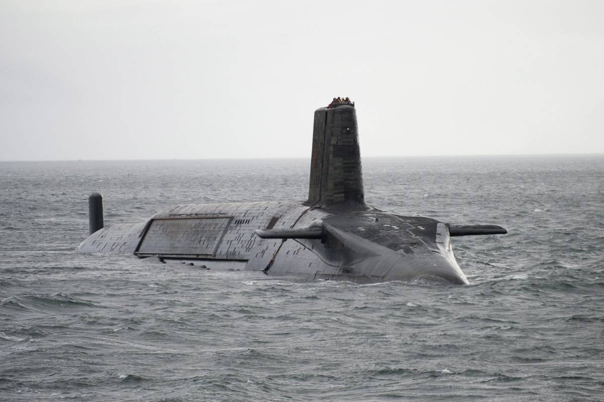 Il guasto, l'immersione e l'allarme degli ingegneri: paura sul sottomarino britannico