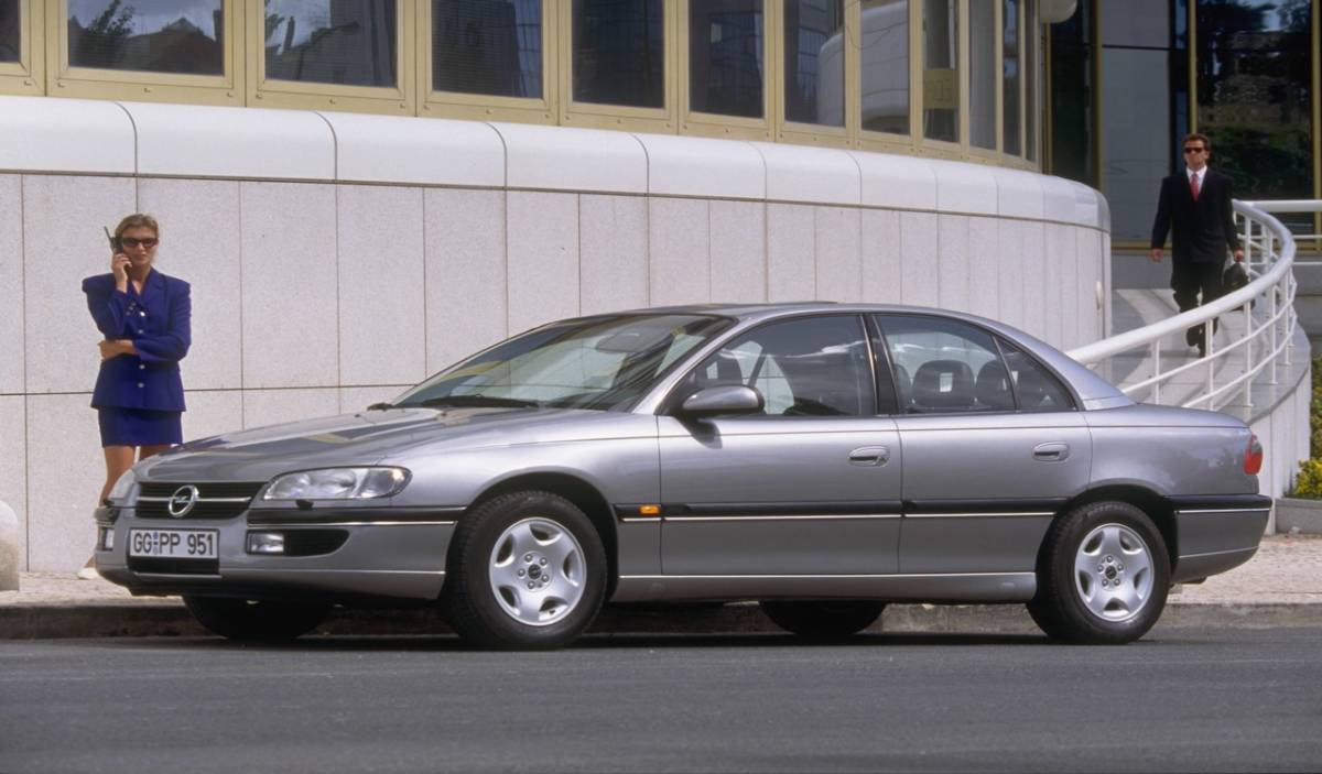 Opel Omega, l’ammiraglia del Fulmine compie 30 anni