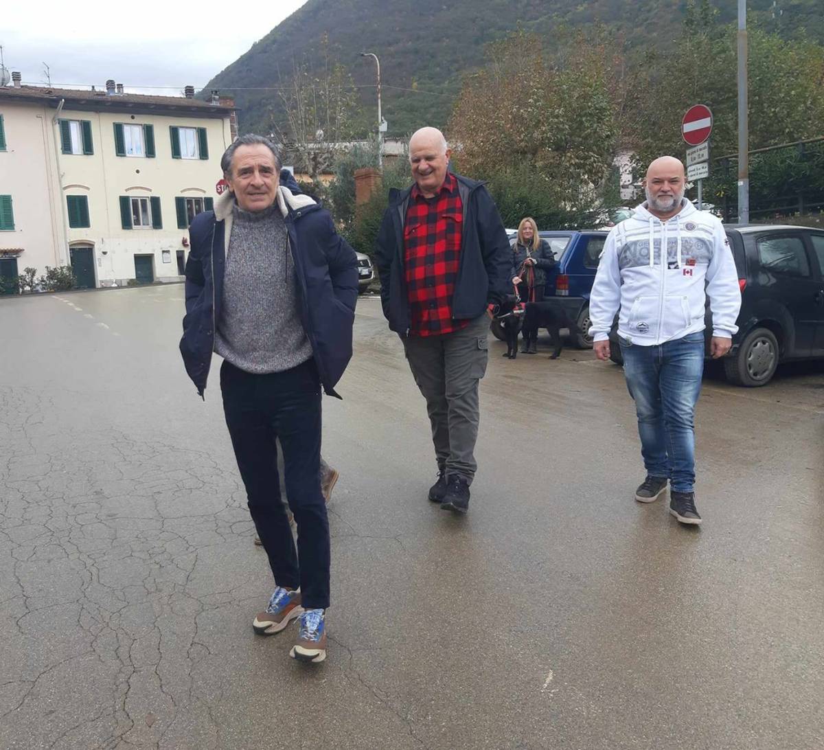 Cesare Prandelli stamani a Vaiano (Prato) insieme ad alcuni residenti