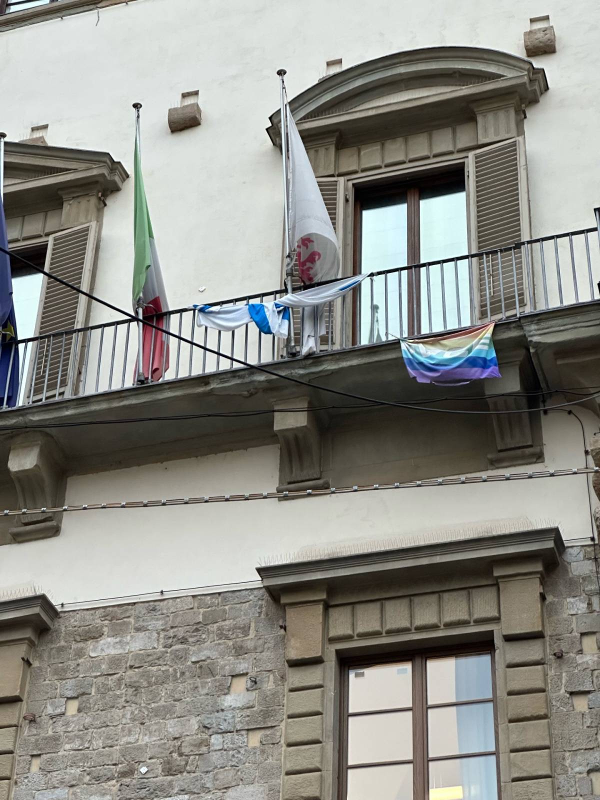 La bandiera israeliana esposta a Palazzo Vecchio, poco prima della rimozione