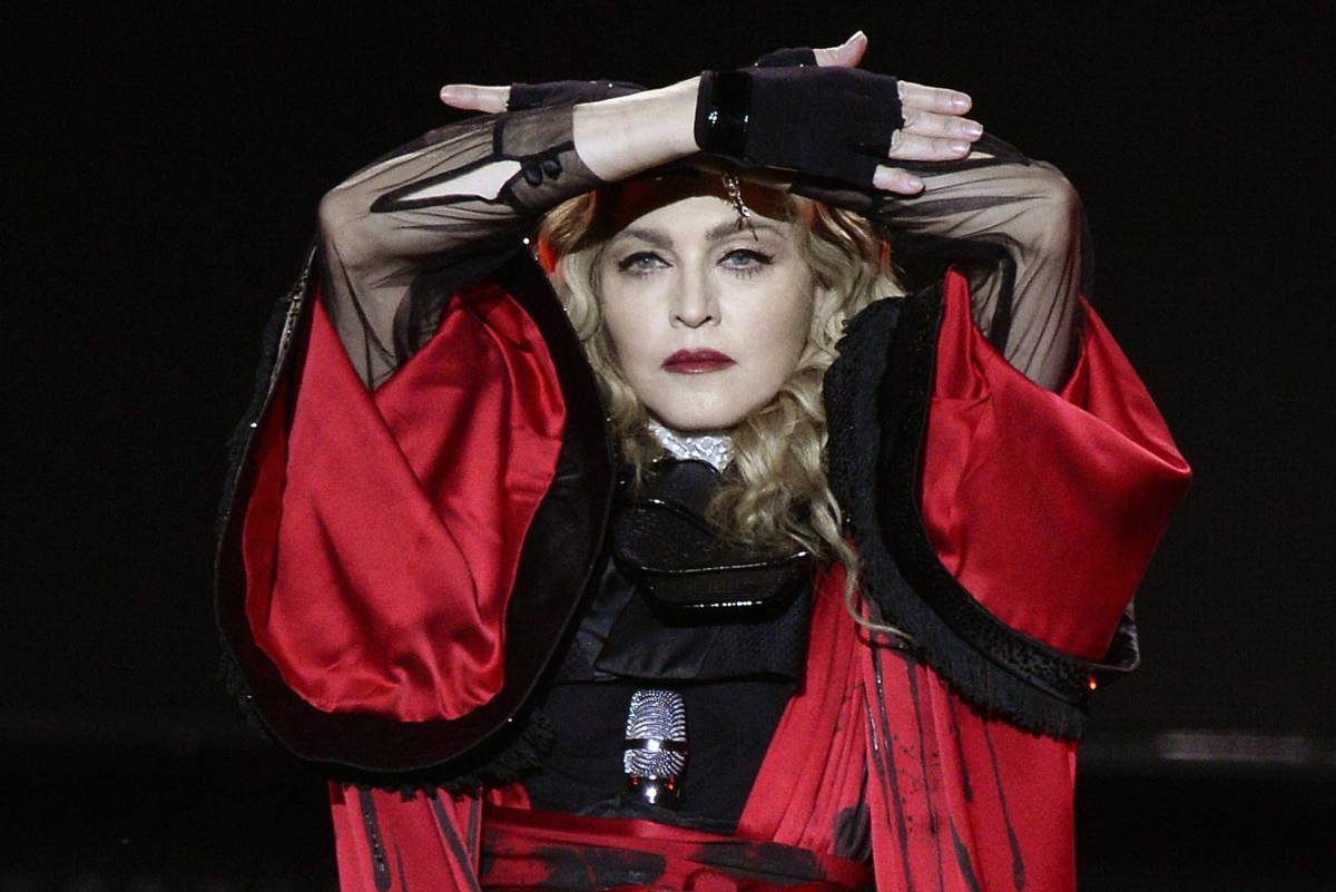 Madonna a 65 anni gioca ancora da regina. Celebra se stessa e inizia a reinventarsi