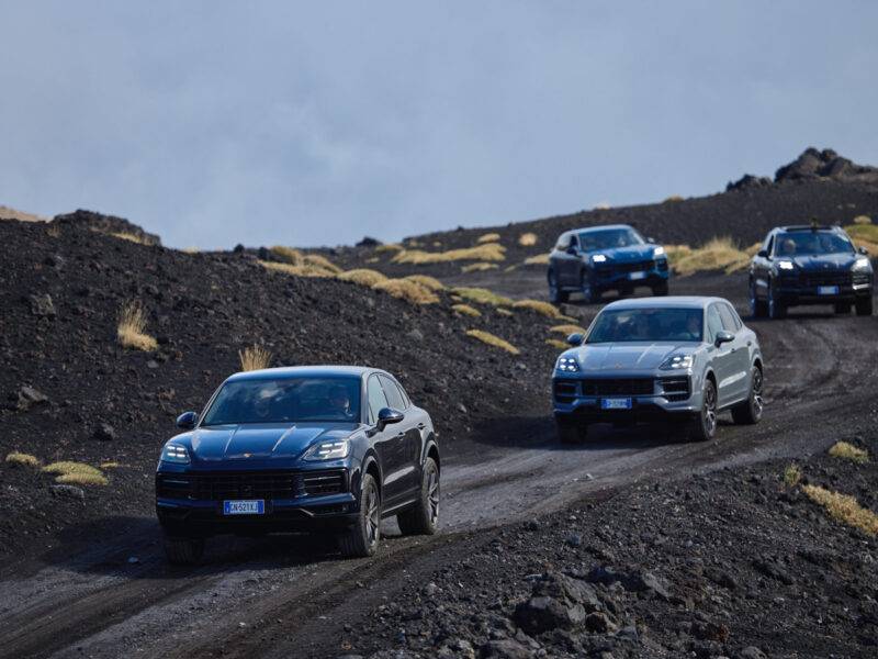  Al volante di Porsche Cayenne S E Hybrid Coupè tra i sentieri disegnati dalla lava dell'Etna