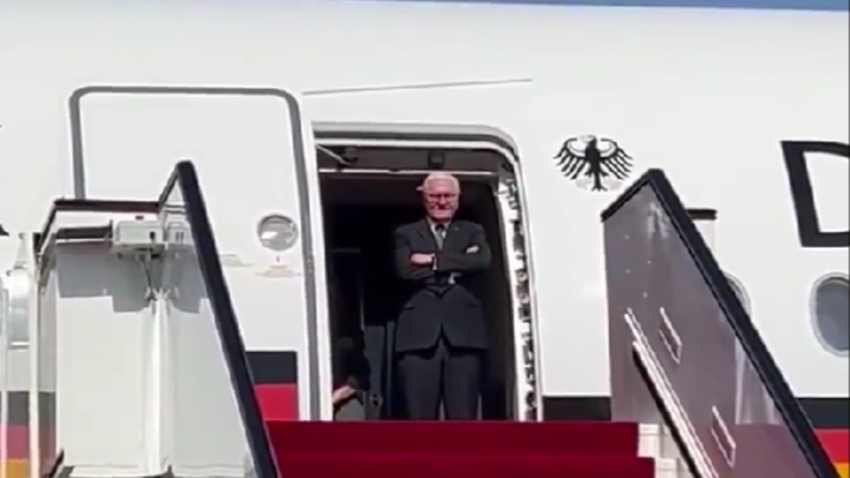 Il presidente tedesco "dimenticato" per mezz'ora all'aeroporto di Doha | Il video