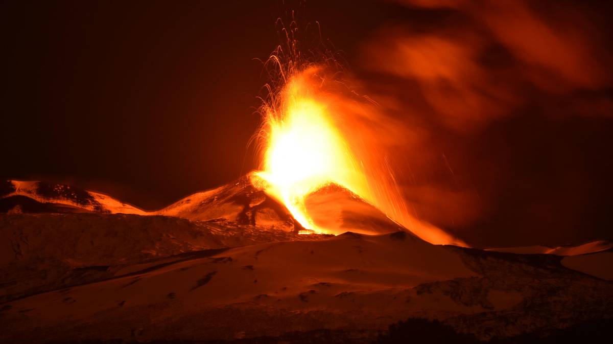 Fontane di lava dal cratere, nuova spettacolare eruzione dall'Etna