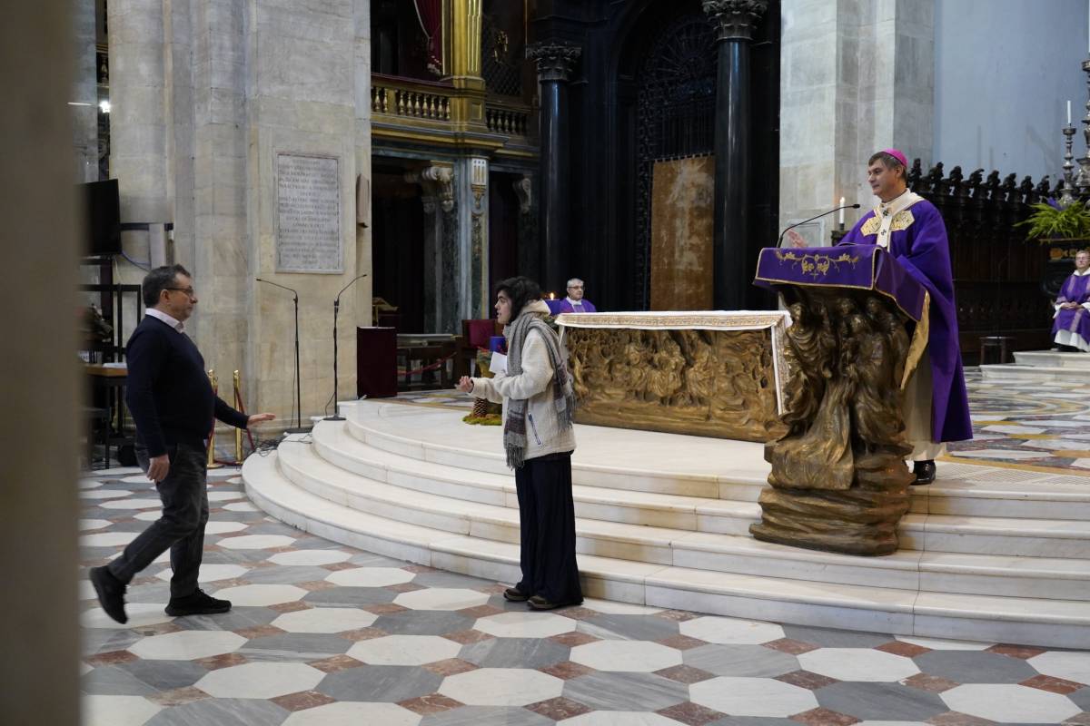 Blitz ambientalista al Duomo di Torino: Messa interrotta per leggere le parole del Papa