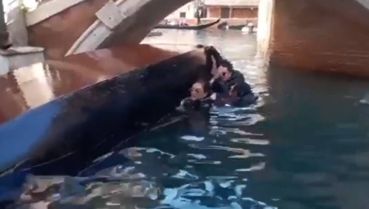 Gondola si ribalta per colpa di una foto, turisti finiscono in acqua a Venezia