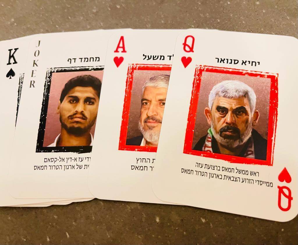 Il jolly, l'asso e la regina di cuori: perché Israele usa i mazzi di carte con i leader di Hamas