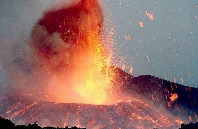 L'esplosione poi la pioggia di cenere: 11 morti per l'eruzione di un vulcano in Indonesia
