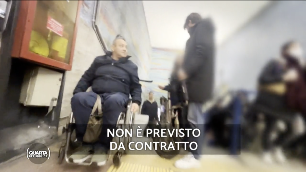 "Non è nel contratto", operatore non aiuta il disabile. Choc in metro a Roma