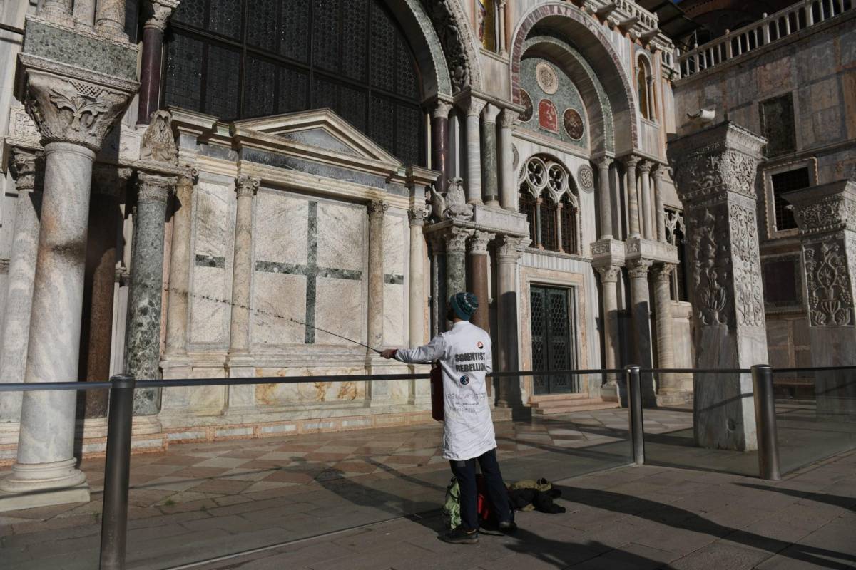 Nuovo blitz degli ecovandali a Venezia: fango sulla basilica di San Marco