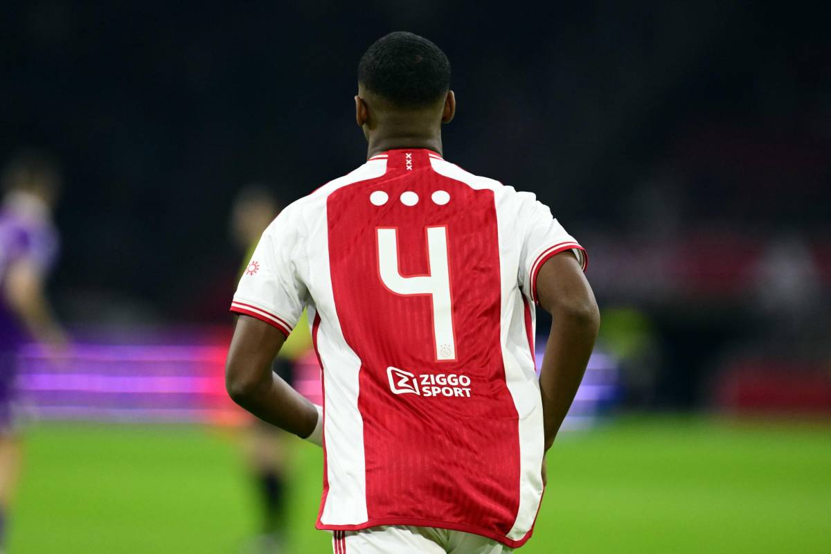 Ajax, cosa significano quei tre punti sulla maglia al posto dei nomi dei giocatori