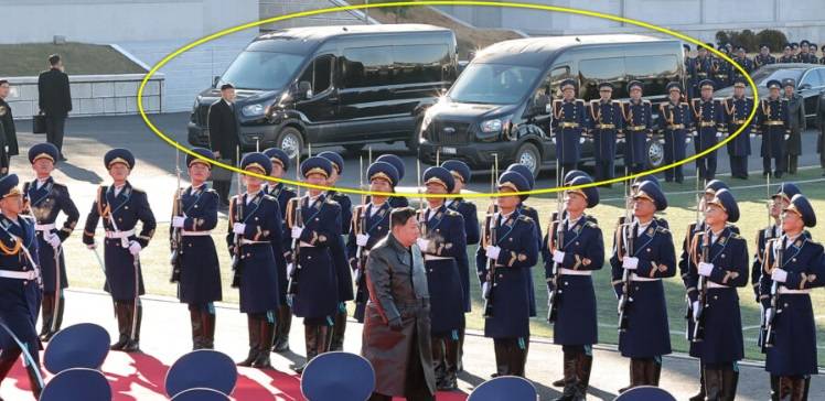 Strani furgoni alle spalle di Kim Jong Un: cosa rivela lo scatto rubato