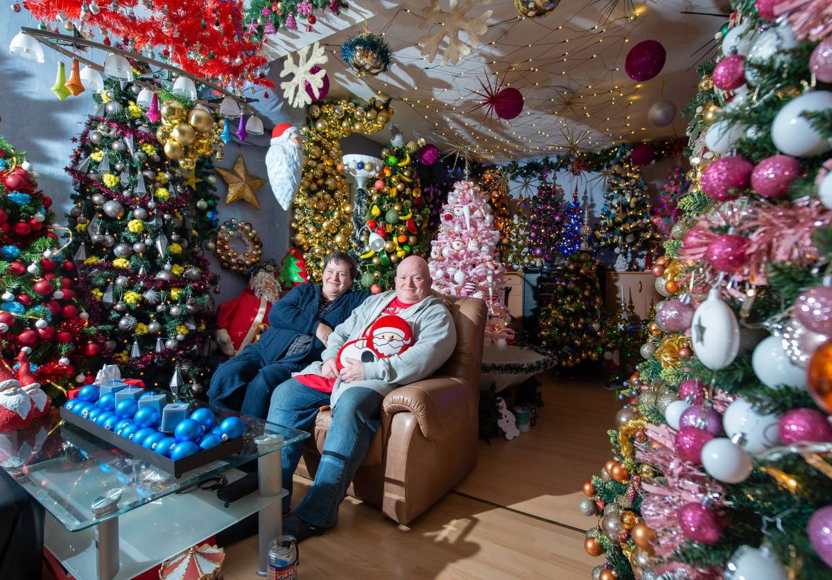 Susanne e Thomas Jeromin, la coppia tedesca che ha riempito la propria casa di alberi e luci di Natale. 