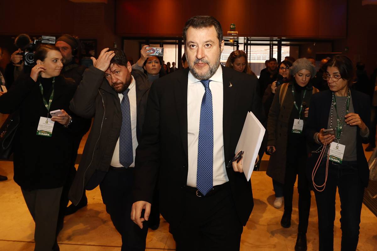"Follia bloccare il paese prima di Natale". Salvini precetta e riduce lo sciopero da 24 a 4 ore
