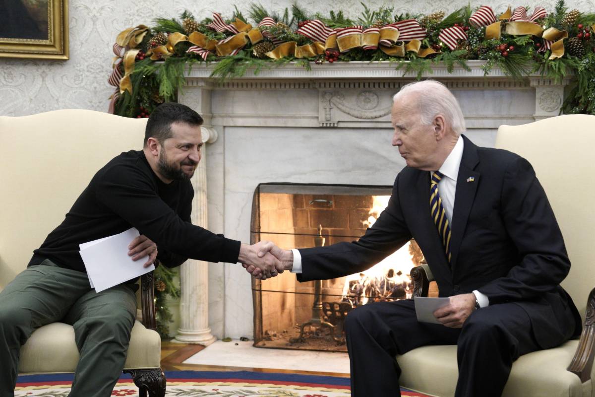 Zelensky, assist di Biden: "Il blocco degli aiuti? Regalo di Natale a Putin"