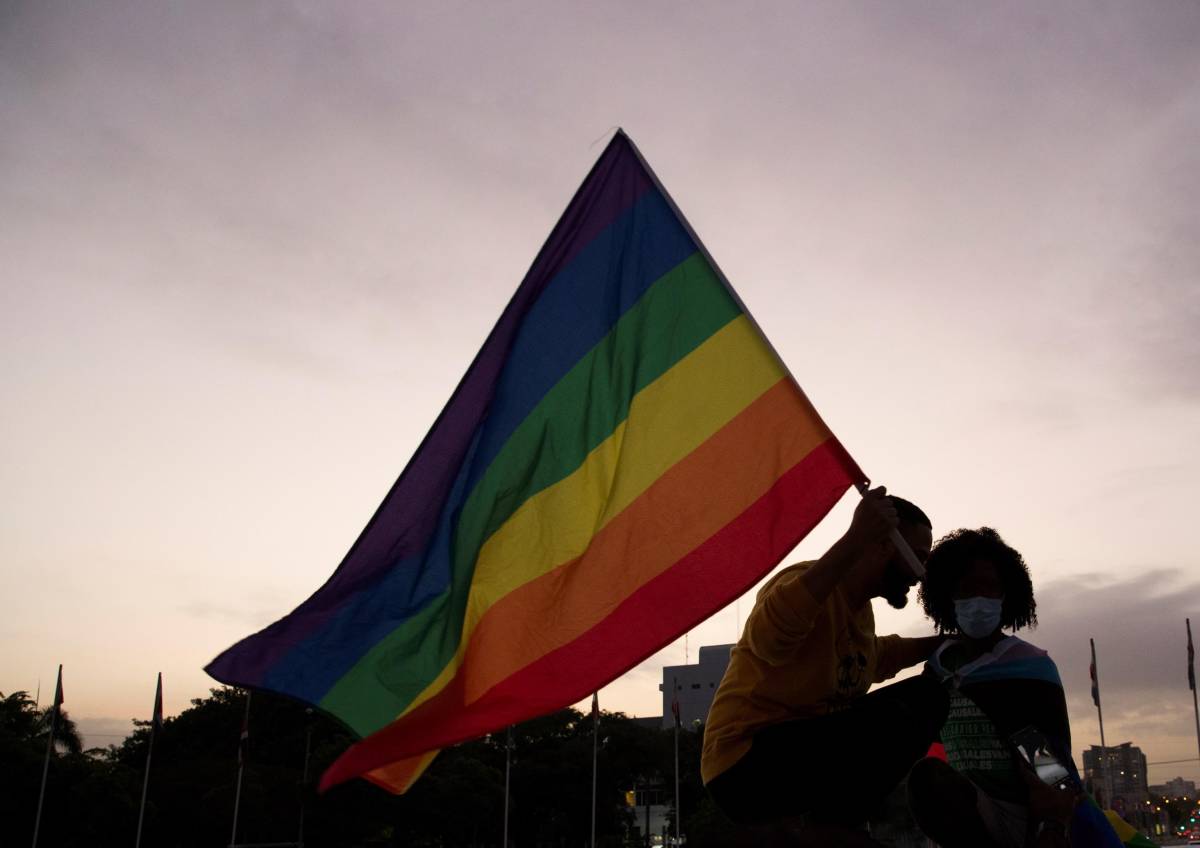 Il braccio destro del Papa non molla: "Le benedizioni gay? Non sono blasfeme"