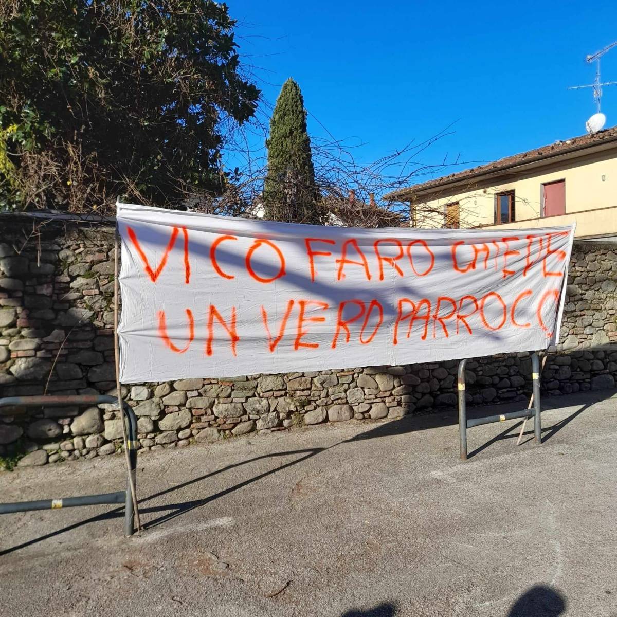 Uno degli striscioni contro don Biancalani esposto dai residenti di Vicofaro