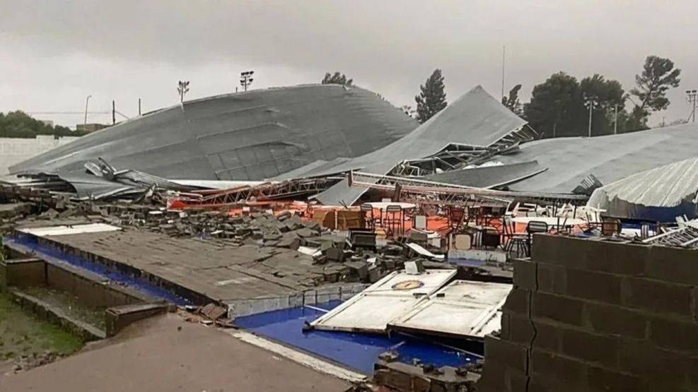 Argentina, tempesta fa crollare il tetto di un palazzetto sportivo: 13 morti