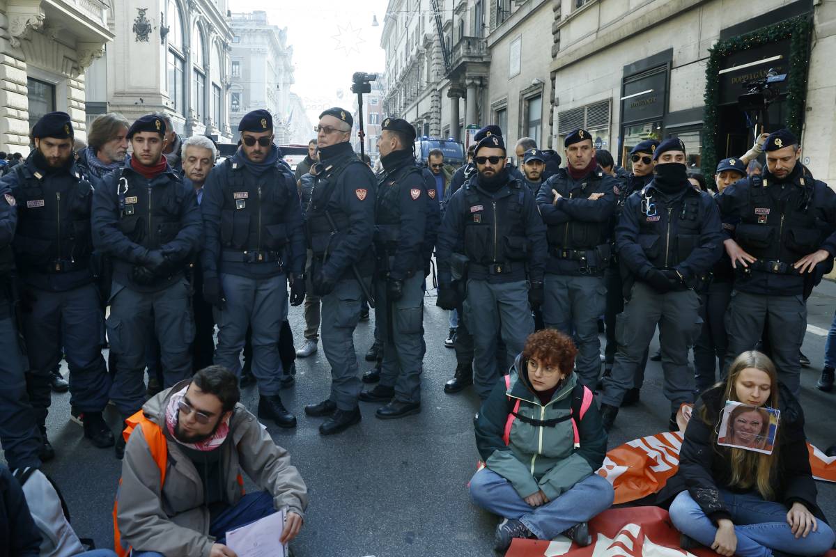 Fango e calcinacci per Meloni: nuovo blitz degli eco-vandali contro Palazzo Chigi