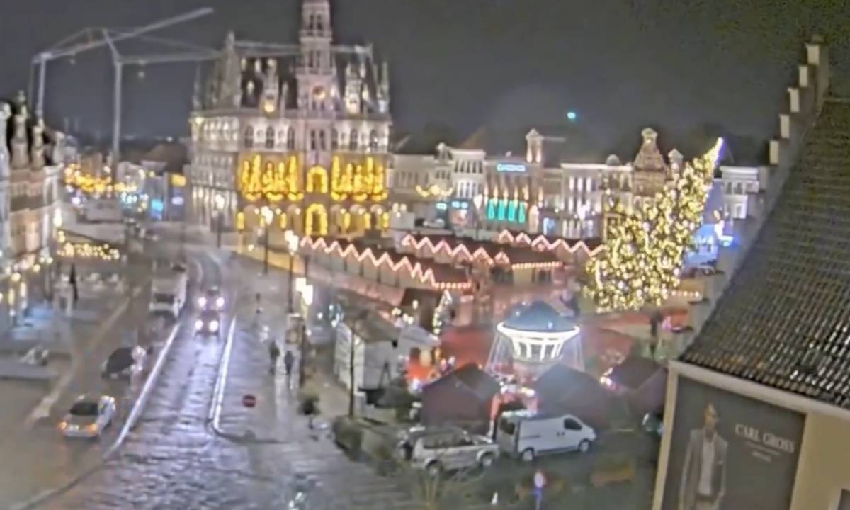 Crolla l'albero di Natale ai mercatini: donna muore schiacciata in Belgio