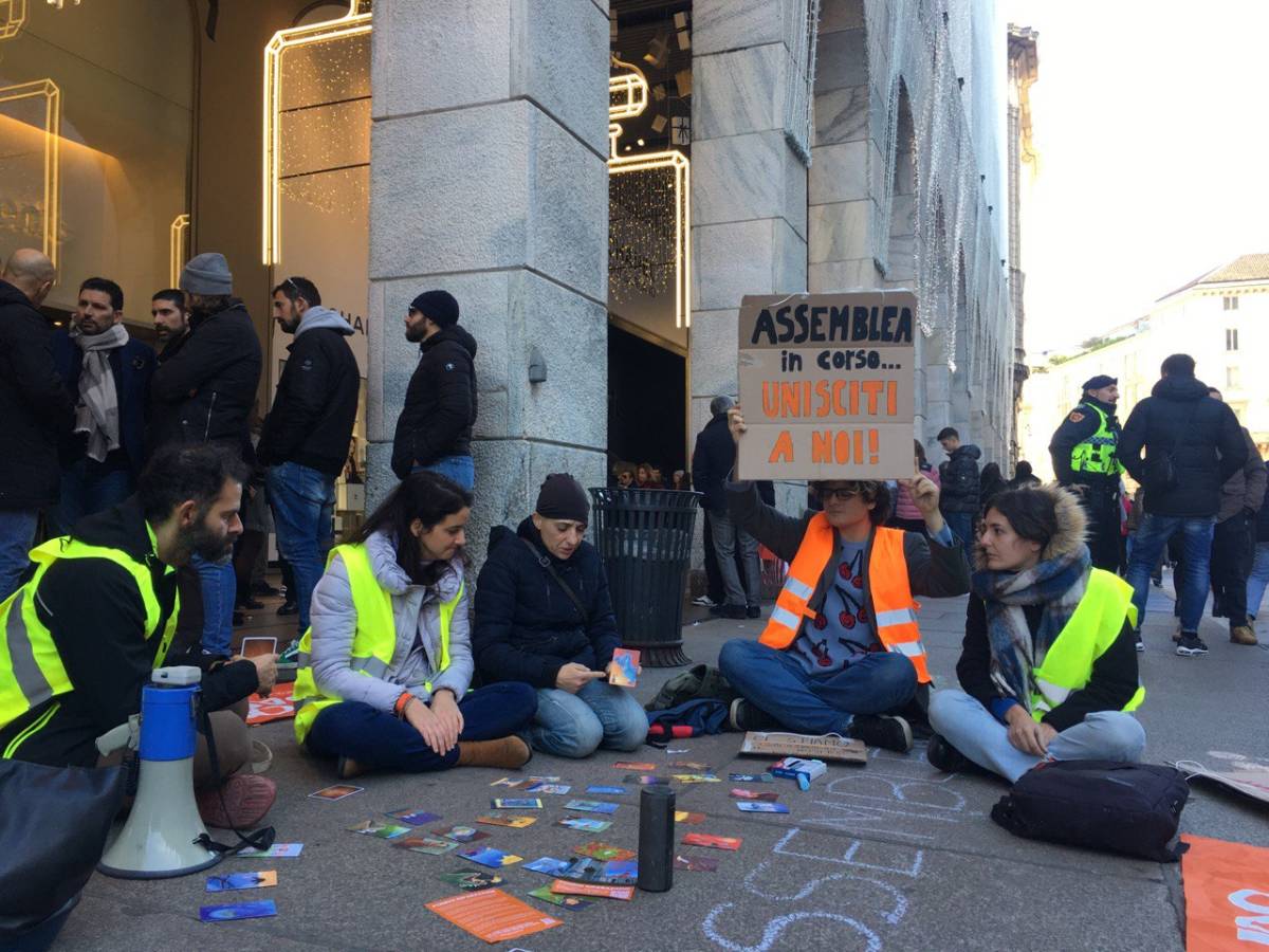 Blitz degli eco vandali alla Rinascente di Milano: “No allo shopping natalizio”