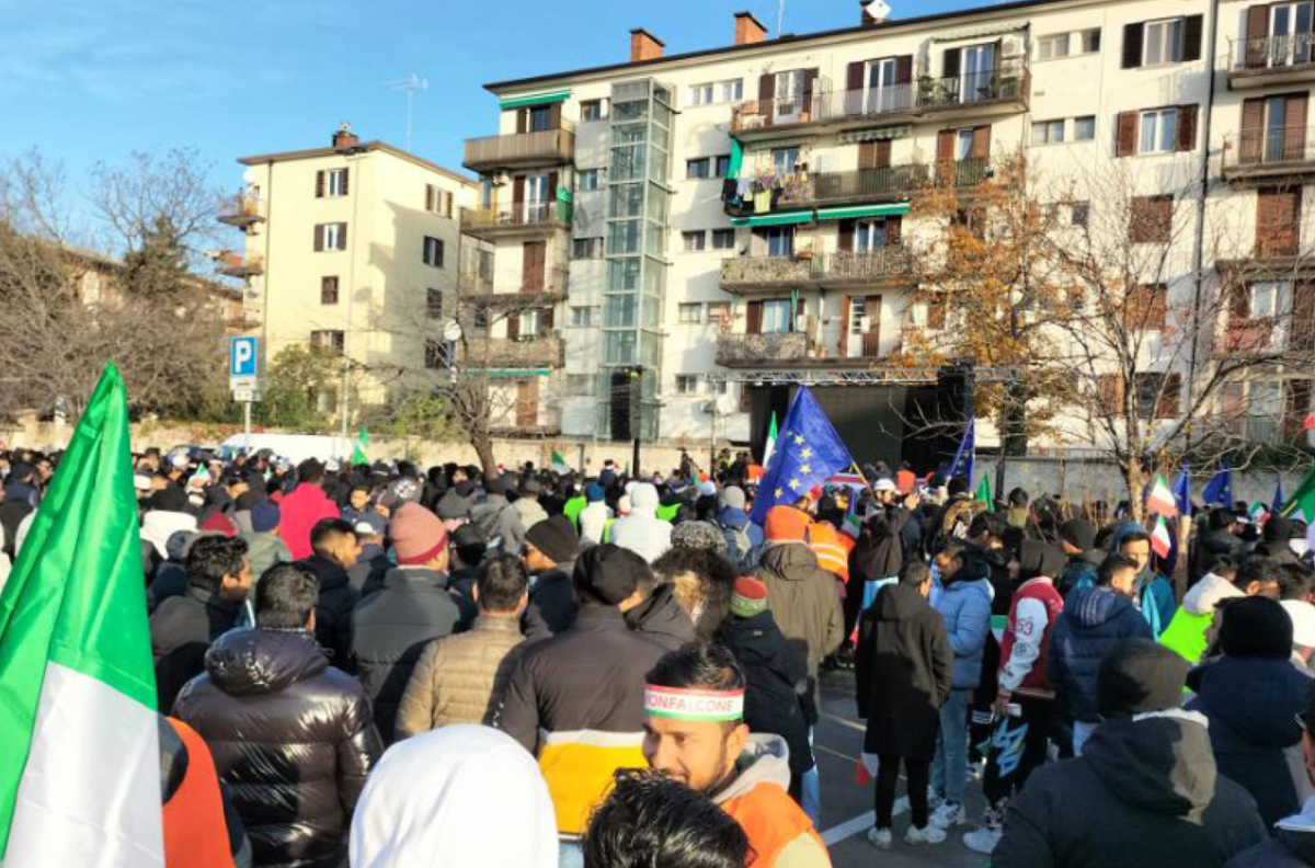 Monfalcone, 8mila islamici in piazza. E la sinistra s'inchina: "Lezione di civiltà"