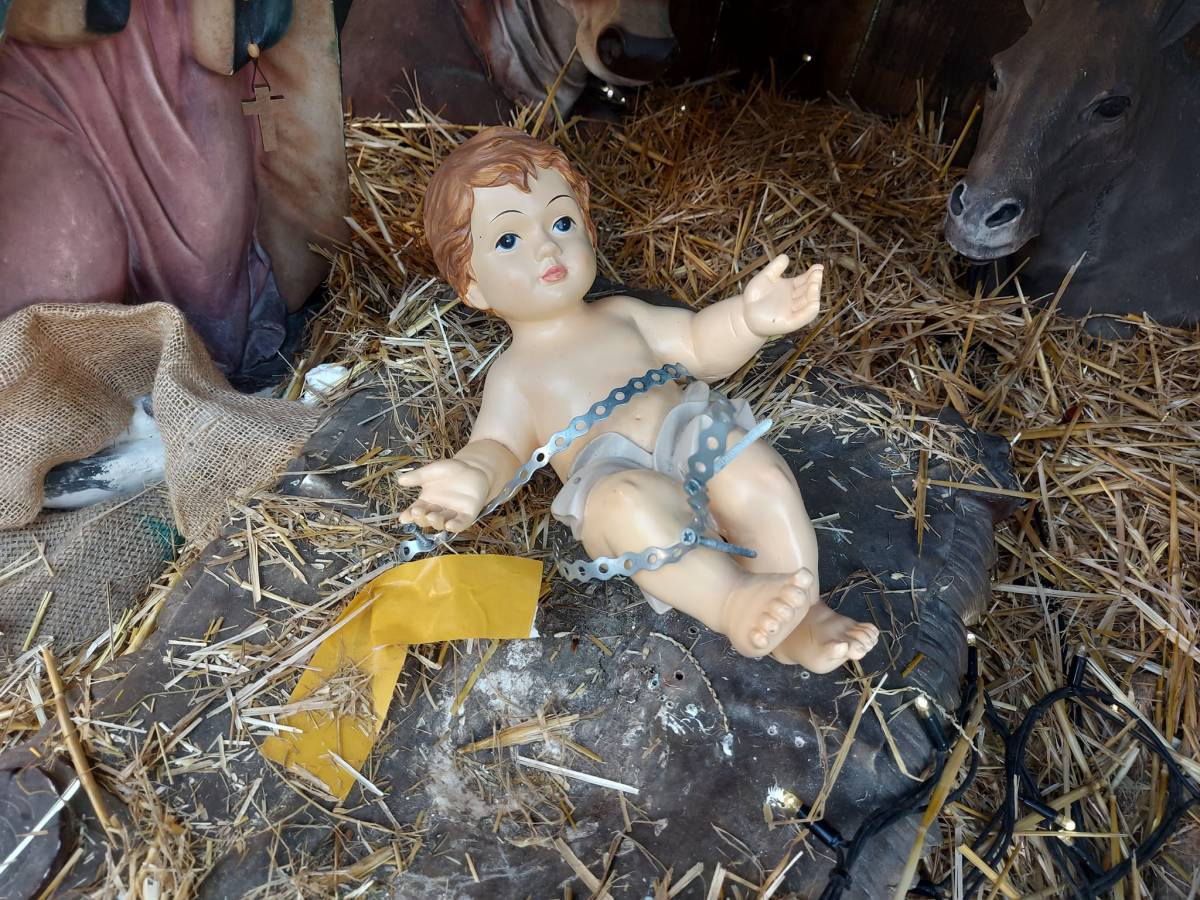 La statua di Gesù bambino "incatenata" a Cesena