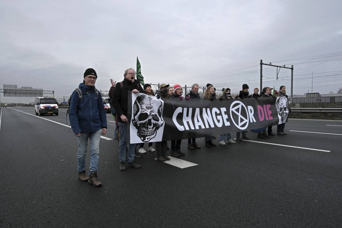 L'ultima follia degli eco-vandali: bloccano un'autostrada ad Amsterdam