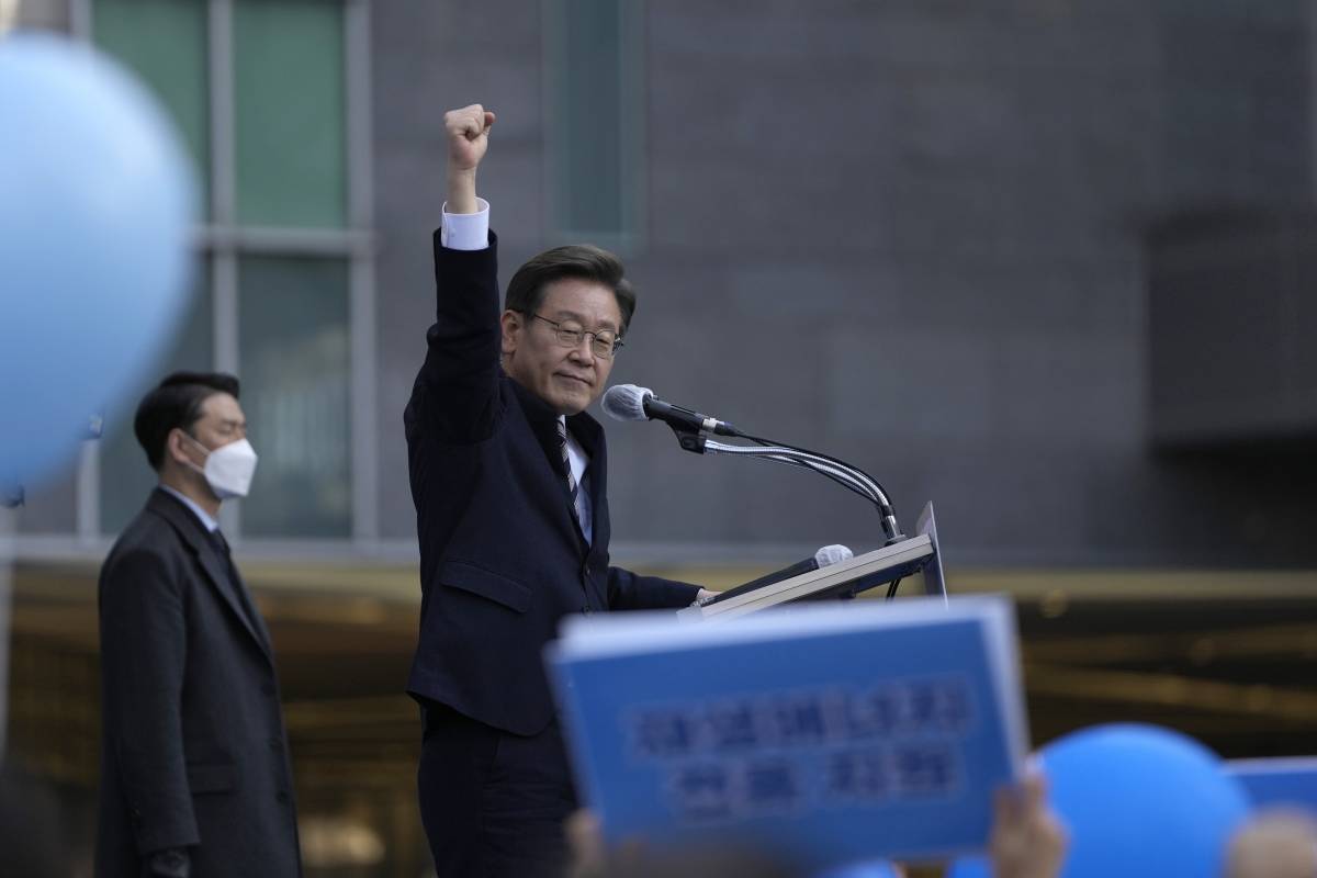 "Accoltellato al collo": l'attacco choc al leader dell'opposizione in Sud Corea