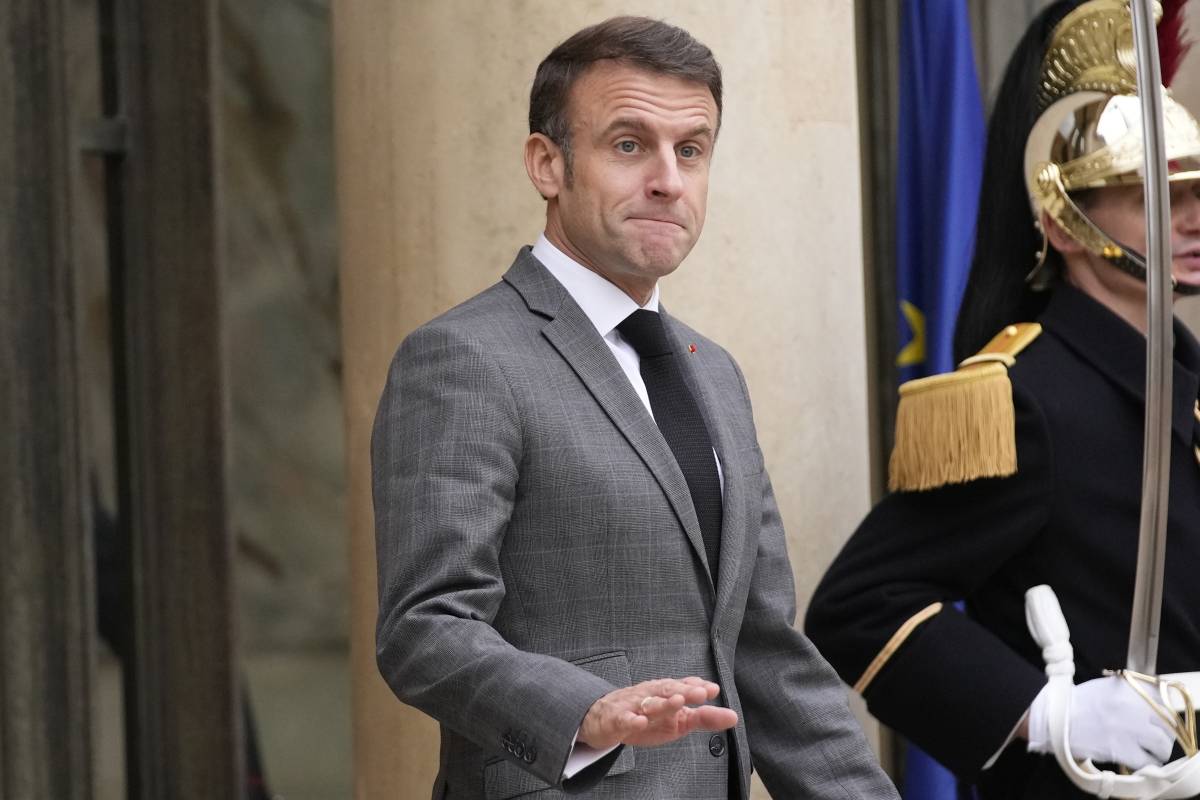 Macron: "Serve una scossa degli alleati". E l'Ungheria dà l'ok alla Svezia nella Nato