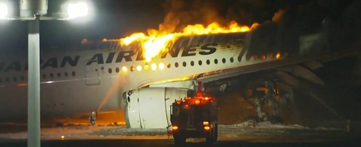 Lo scontro poi l'aereo in fiamme, incidente all'aeroporto di Tokyo: 5 dispersi