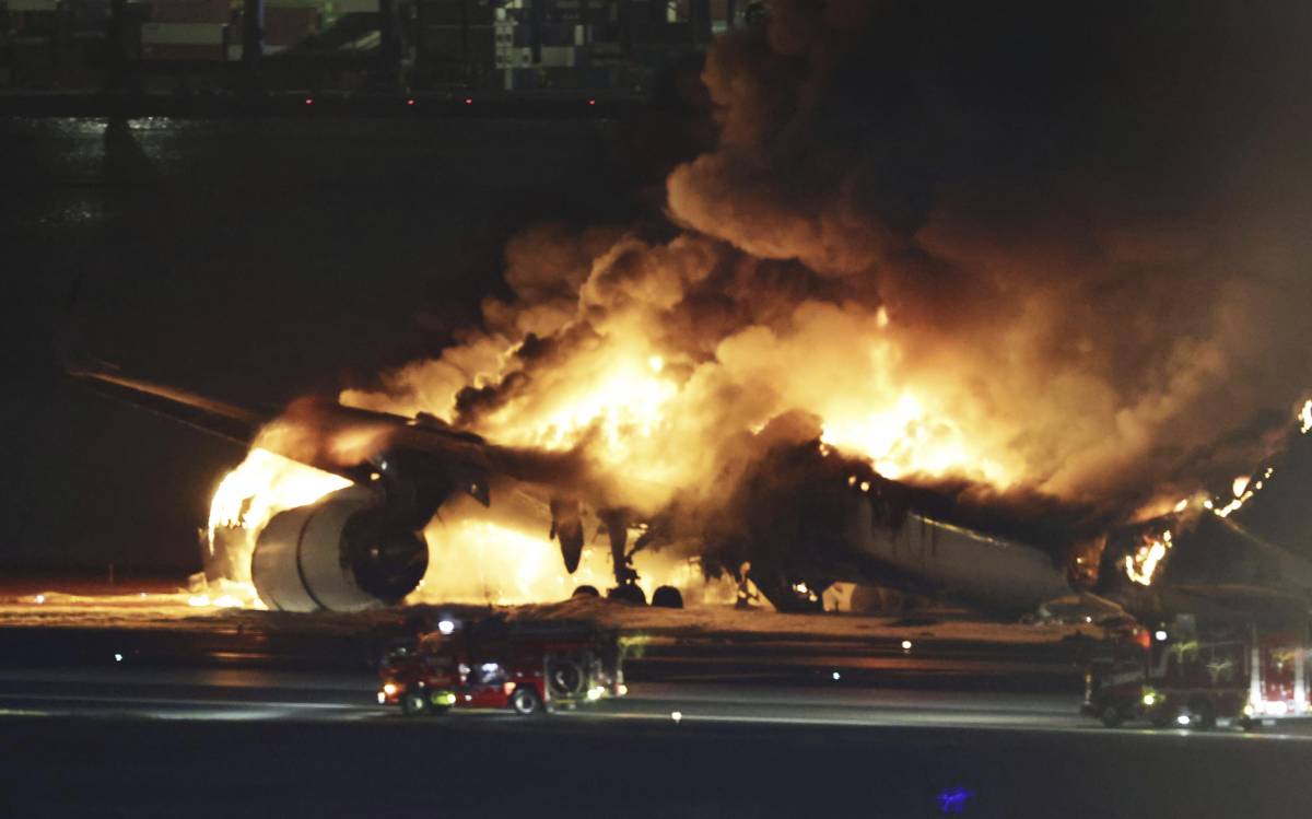 Tokyo, inferno in pista. Collisione tra due aerei: 379 salvi per "miracolo"