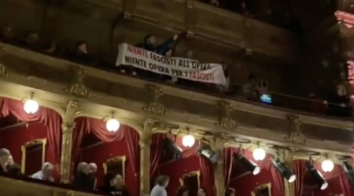 "Niente fascisti all'opera". Insulti alla Venezi al concerto. E lei reagisce così