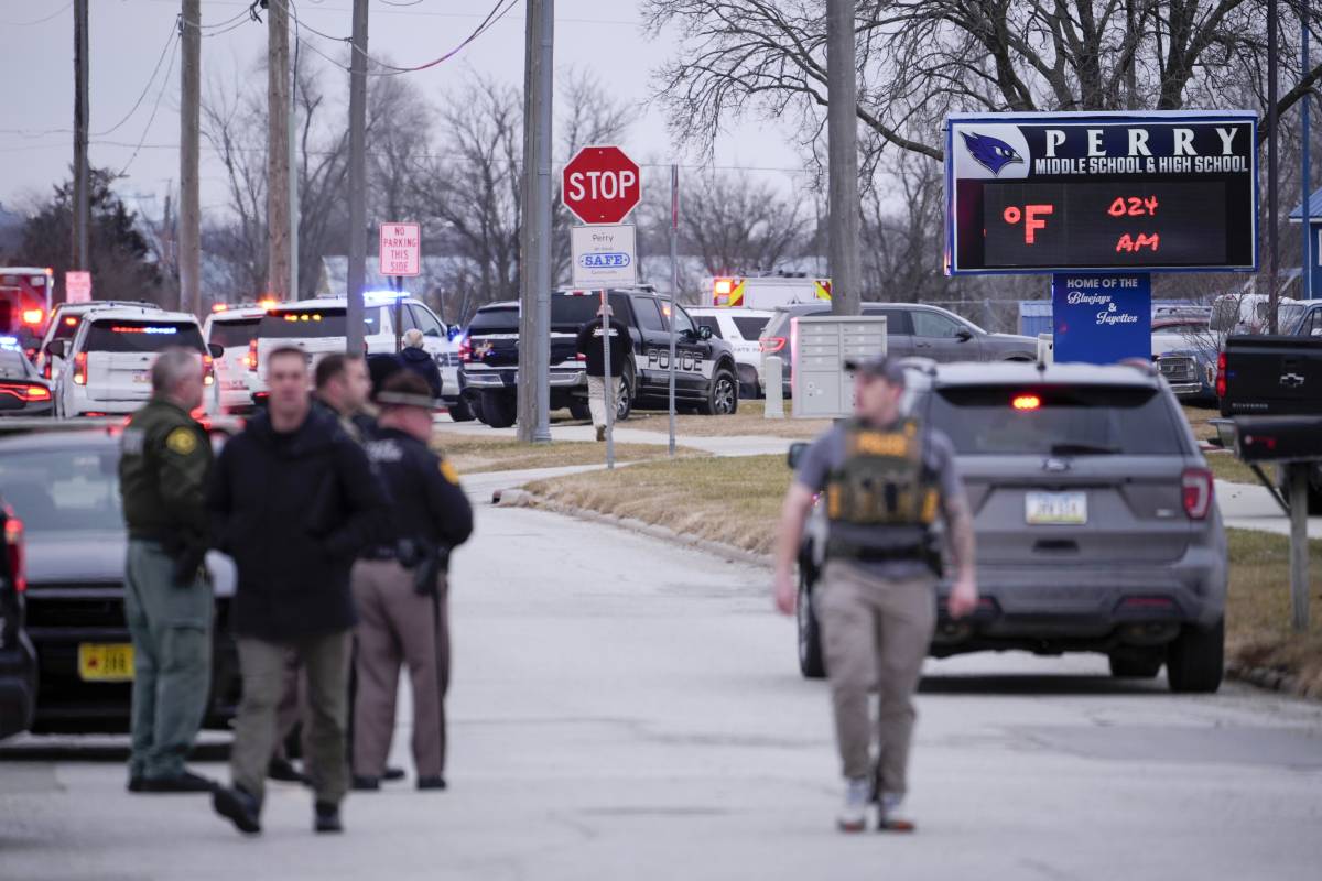 Iowa, sparatoria in una scuola, morto l'assalitore: almeno tre feriti